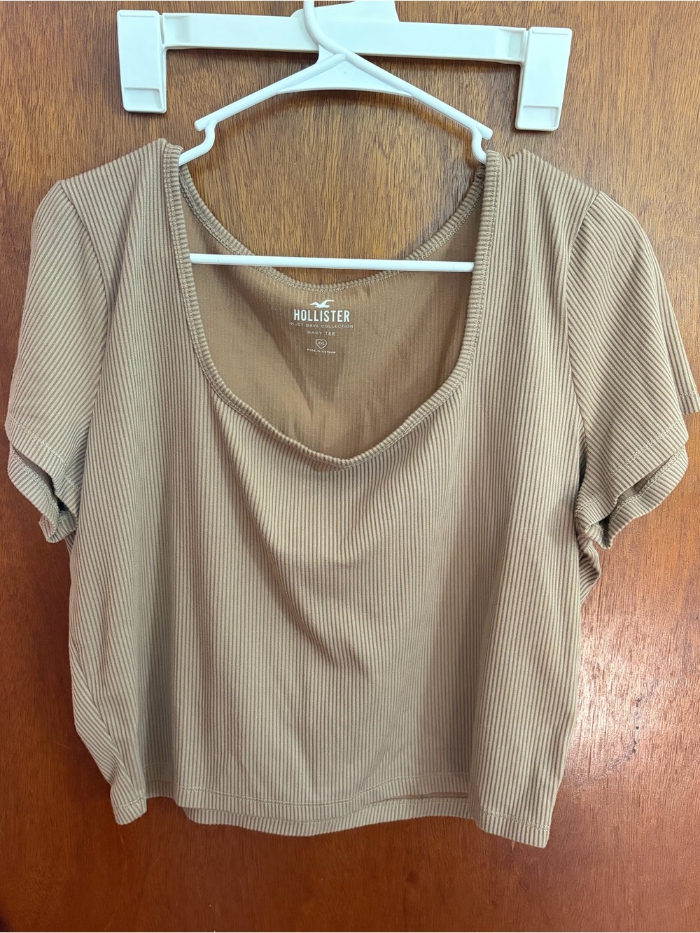 Hollister Seamless Rib Fabric Square-Neck Baby Tee - Picture 2 of 4